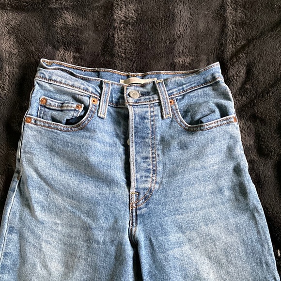 Levi’s light wash high waisted jeans - Picture 1 of 9